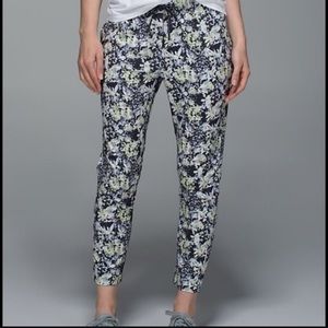 Lululemon jet crop